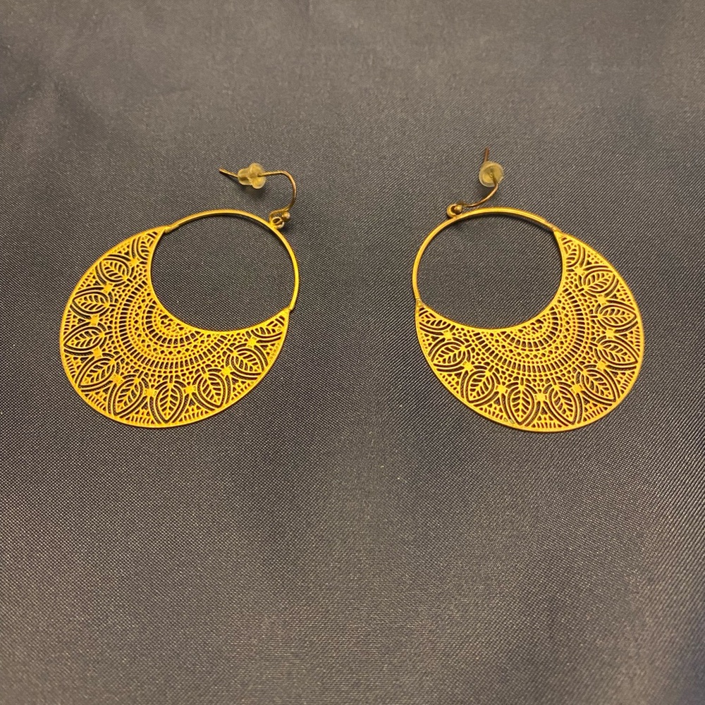 Filigree gold tone hoop dangle earrings - Picture 2 of 6
